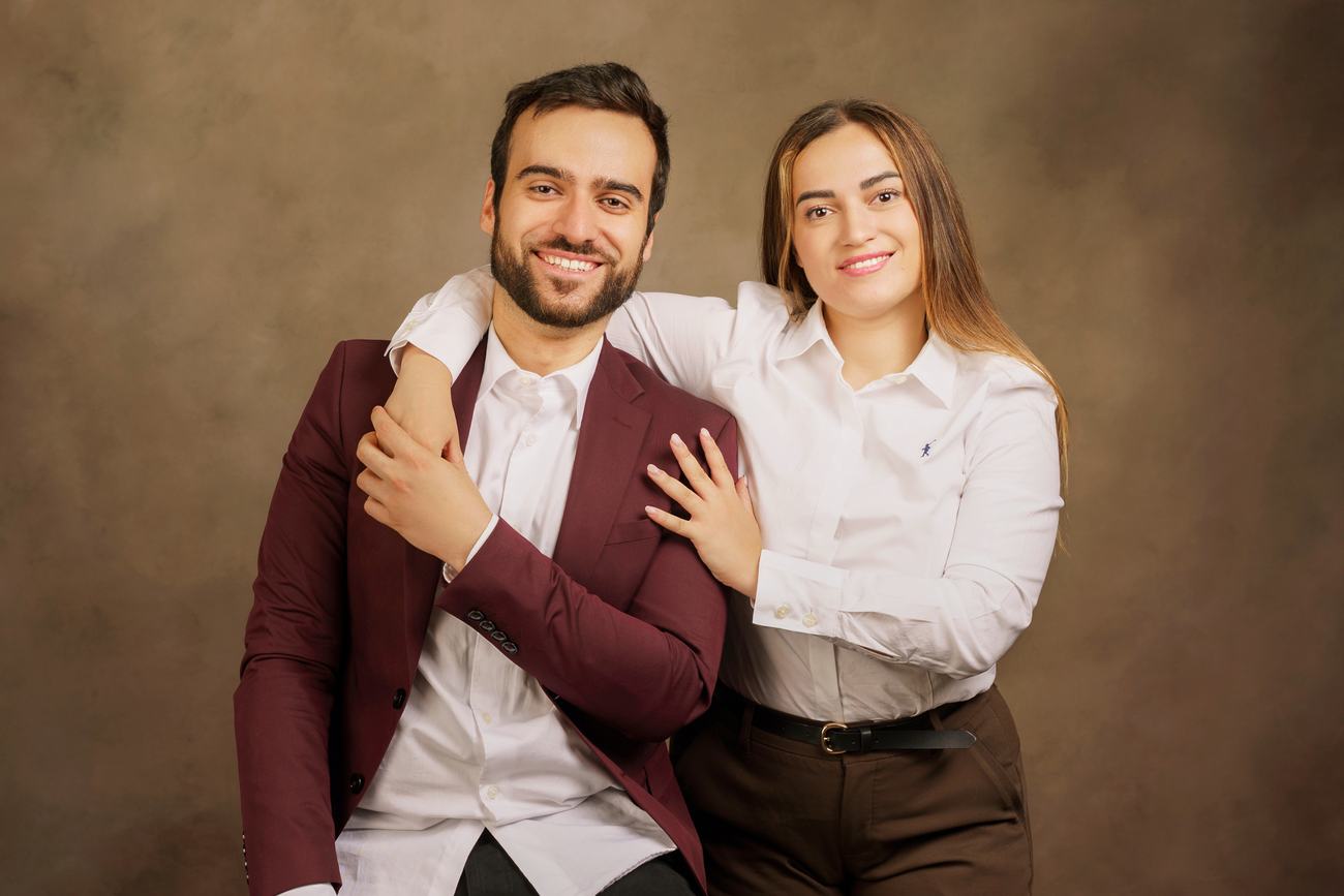 Raquel y Abraham riendo juntos