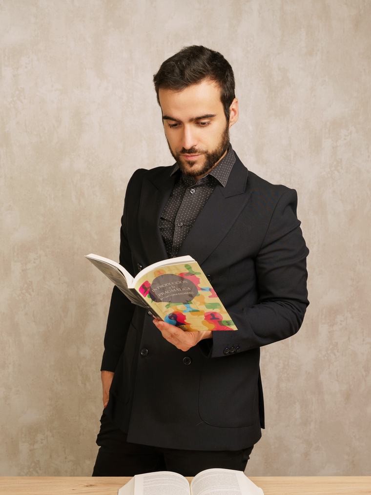 Abraham leyendo un libro de colores