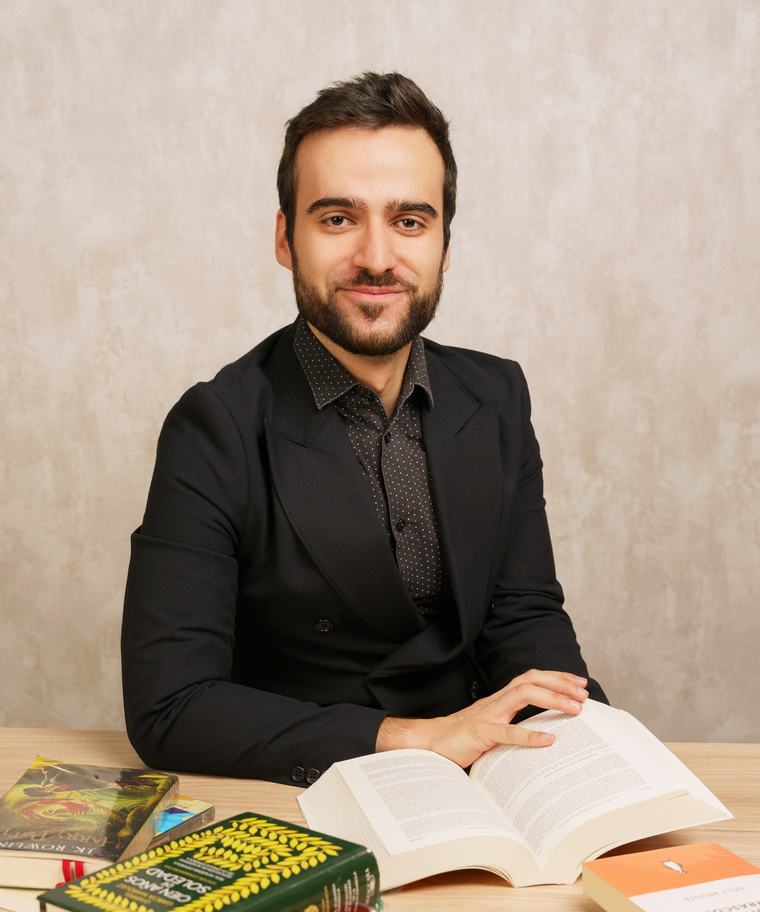 Abraham en su mesa rodeado de libros